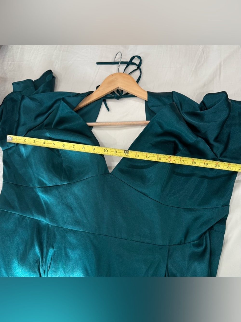 Galina Signature Plus-Size Emerald Satin V-Neck Maxi Dress with Side Slit - Picture 4 of 7
